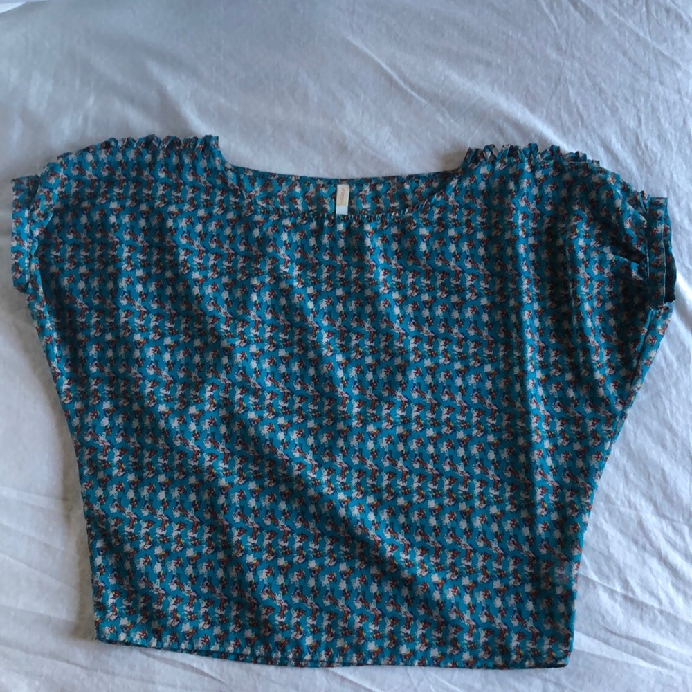 Lightweight floral blouse with sleeve detail